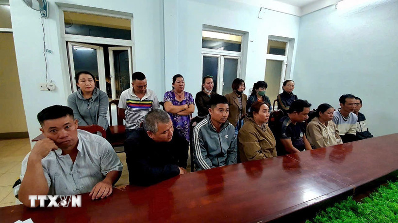 Các đối tượng liên quan tới đường dây đánh đề bị tạm giữ, điều tra. (Ảnh: TTXVN phát)