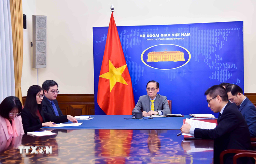 Bộ trưởng Bộ Ngoại giao Lê Hoài Trung điện đàm với Bộ trưởng Bộ Châu Âu và Ngoại giao Pháp Jean Noel Barrot. (Ảnh: TTXVN)