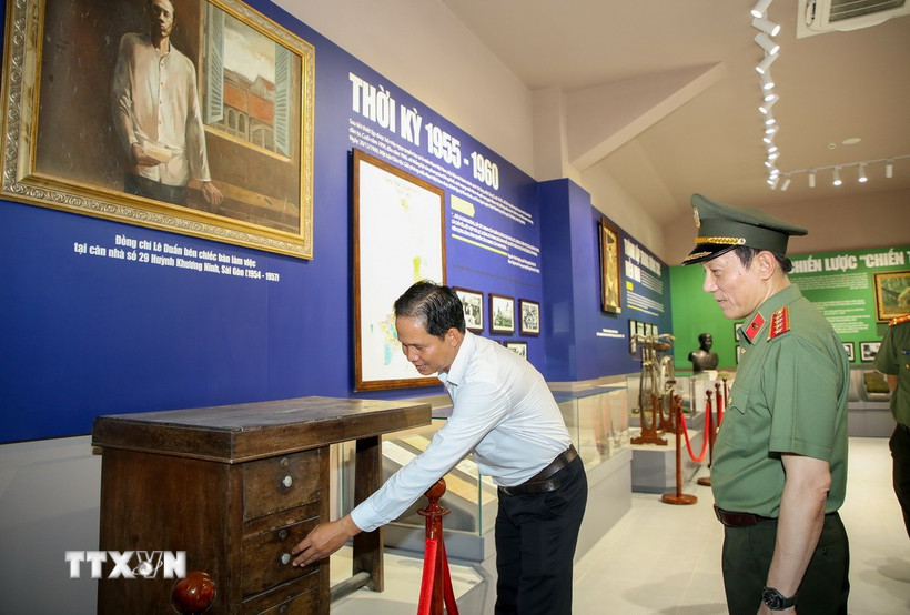 Bộ trưởng Công an Lương Tam Quang nghe thuyết trình tại Nhà trưng bày Khu di tích lịch sử quốc gia đặc biệt Căn cứ Trung ương Cục miền Nam. (Ảnh: Giang Phương/TTXVN)