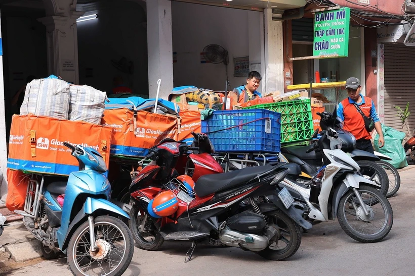 Một trung tâm chuyển phát nhanh trên phố Bạch Đằng, Hà Nội. (Ảnh: Hoàng Hiếu/TTXVN)