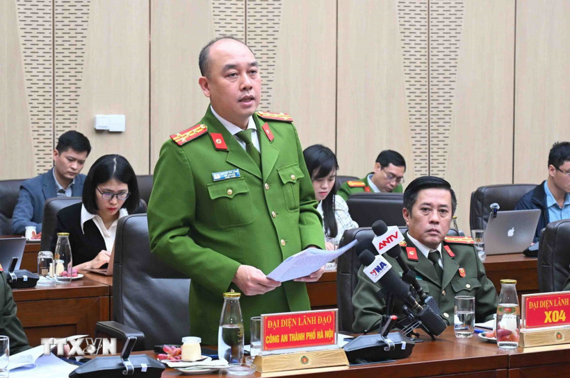 Đại tá Nguyễn Đức Long, Phó Giám đốc Công an thành phố Hà Nội trả lời câu hỏi của phóng viên các cơ quan thông tấn, báo chí. (Ảnh: Phạm Kiên/TTXVN)
