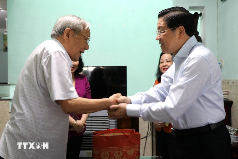 Trưởng Ban Nội chính Trung ương Phan Đình Trạc thăm Đại tá Trần Văn Mười, nguyên Chỉ huy trưởng Bộ Chỉ huy Quân sự tỉnh. (Ảnh: Tường Quân/TTXVN)