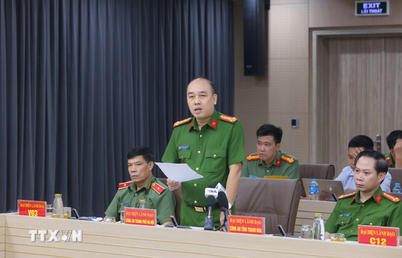 Đại tá Nguyễn Đức Long, Phó Giám đốc Công an thành phố Hà Nội trả lời câu hỏi của phóng viên các cơ quan thông tấn, báo chí. (Ảnh: Phạm Kiên/TTXVN)