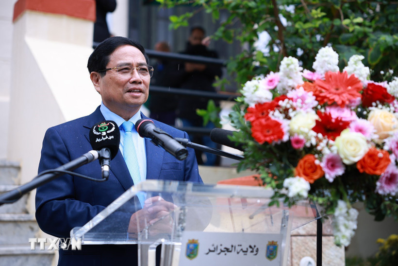 Thủ tướng Phạm Minh Chính phát biểu tại Lễ khánh thành Bia tưởng niệm Chủ tịch Hồ Chí Minh tại thủ đô Algiers, Algeria. (Ảnh: Dương Giang/TTXVN)