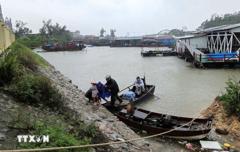 Đặc khu Cô Tô kiên quyết sơ tán dân khỏi vùng nguy hiểm. (Ảnh: TTXVN phát)