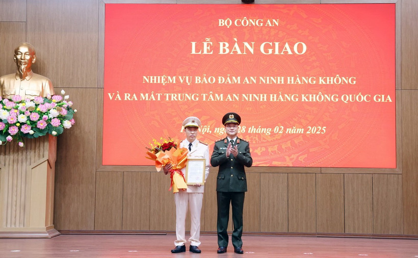 Trung tướng Phạm Thế Tùng, Thứ trưởng Bộ Công an trao quyết định bổ nhiệm chức vụ Giám đốc Trung tâm An ninh hàng không quốc gia cho Đại tá Phạm Hoàng Điệp. (Ảnh: Phạm Kiên/TTXVN)