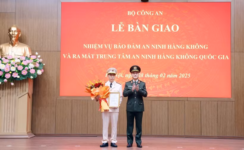 Trung tướng Phạm Thế Tùng, Thứ trưởng Bộ Công an trao quyết định bổ nhiệm chức vụ Giám đốc Trung tâm An ninh hàng không quốc gia cho Đại tá Phạm Hoàng Điệp. (Ảnh: Phạm Kiên/TTXVN)