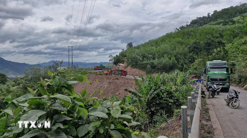 Các phương tiện di chuyển trên 1 làn xe theo hướng từ Cửa khẩu Quốc tế La Lay về cầu treo Đakrông. (Ảnh: TTXVN phát)