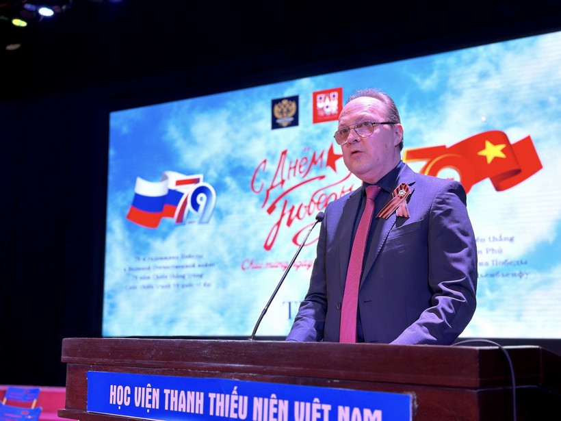 Đại sứ Liên bang Nga tại Việt Nam Gennady Bezdetko phát biểu tại Lễ tưởng niệm. (Ảnh Việt Đức/TTXVN)