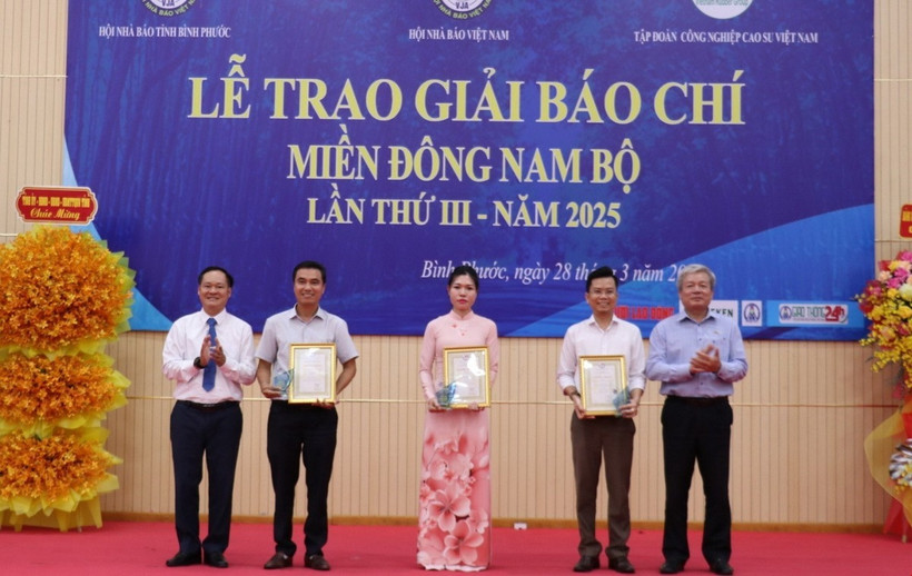 Đại diện nhóm tác giả TTXVN nhận giải B Giải báo chí miền Đông Nam Bộ lần thứ III, năm 2025. (Ảnh: Nhật Bình/TTXVN)