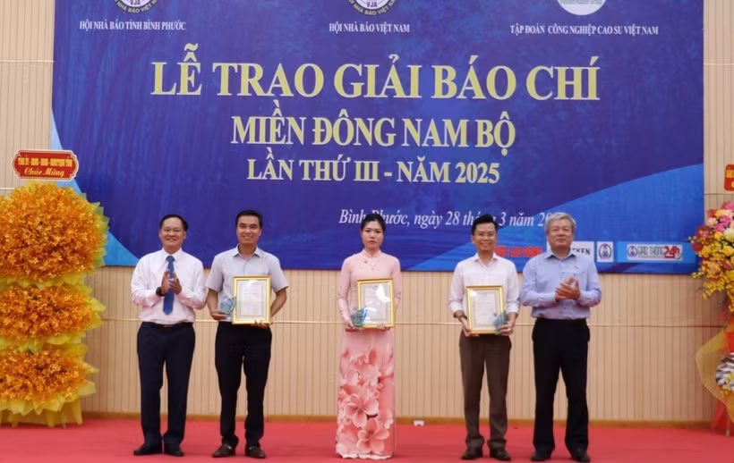 Đại diện nhóm tác giả TTXVN nhận giải B Giải báo chí miền Đông Nam Bộ lần thứ III, năm 2025. (Ảnh: Nhật Bình/TTXVN)