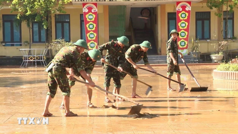 Cán bộ, chiến sỹ lực lượng vũ trang tỉnh Quảng Trị không quản ngại khó khăn, tích cực hỗ trợ địa phương khắc phục hậu quả mưa lũ. (Ảnh: Võ Dung/TTXVN)