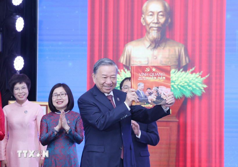 Tổng Bí thư Tô Lâm nhận sách ảnh "Vinh quang mãi mãi thuộc về Nhân dân" từ lãnh đạo Thông tấn xã Việt Nam trong Lễ kỷ niệm 80 năm thành lập Thông tấn xã Việt Nam ngày 13/9/2025. (Ảnh: Lâm Khánh/TTXVN)