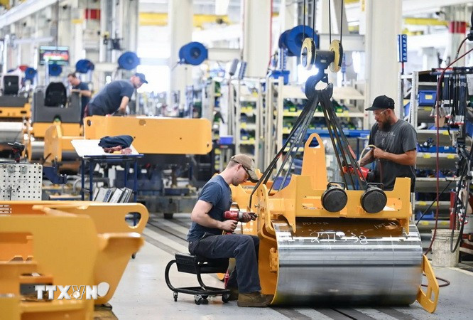 Công nhân làm việc tại một nhà máy ở Pennsylvania, Mỹ. (Ảnh: Getty Images/TTXVN)