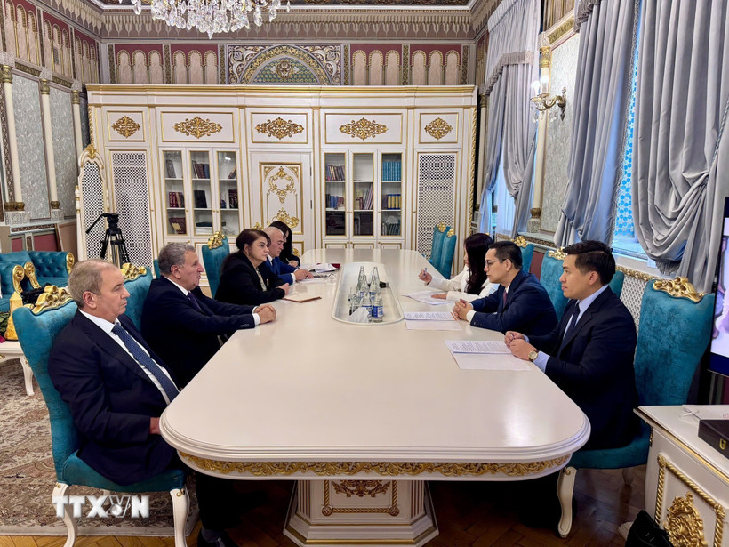 Đoàn công tác của VASS làm việc tại Viện Hàn lâm Khoa học Quốc gia Azerbaijan. (Ảnh: TTXVN phát)