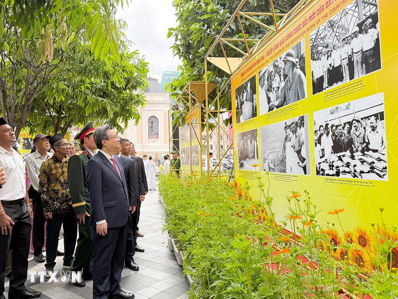 Các đại biểu tham quan triển lãm. (Ảnh: Thu Hương/TTXVN)