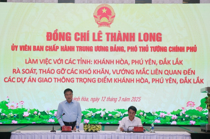 Phó Thủ tướng Chính phủ Lê Thành Long làm việc với 3 tỉnh Khánh Hòa, Đắk Lắk, Phú Yên về tháo gỡ điểm nghẽn giao thông. (Ảnh Đặng Tuấn/TTXVN)