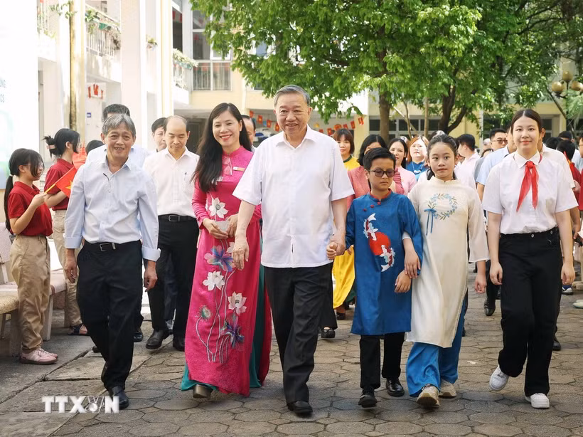 Tổng Bí thư Tô Lâm đến thăm và tặng quà cho học sinh Trường Phổ thông Cơ sở Nguyễn Đình Chiểu và Trường Phổ thông Cơ sở Xã Đàn. (Ảnh: Thống Nhất/TTXVN)