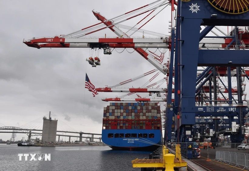 Tàu chở hàng của công ty vận tải Trung Quốc COSCO neo tại cảng Los Angeles, Mỹ. (Ảnh: THX/TTXVN) Tàu chở hàng của công ty vận tải Trung Quốc COSCO neo tại cảng Los Angeles, Mỹ. (Ảnh: THX/TTXVN)