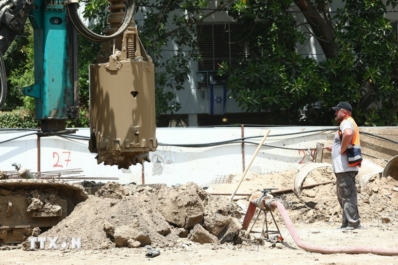 Các tòa nhà bị phá hủy sau cuộc tấn công bằng tên lửa của Iran tại Tel Aviv, Israel, ngày 22/6/2025. (Ảnh: THX/TTXVN)