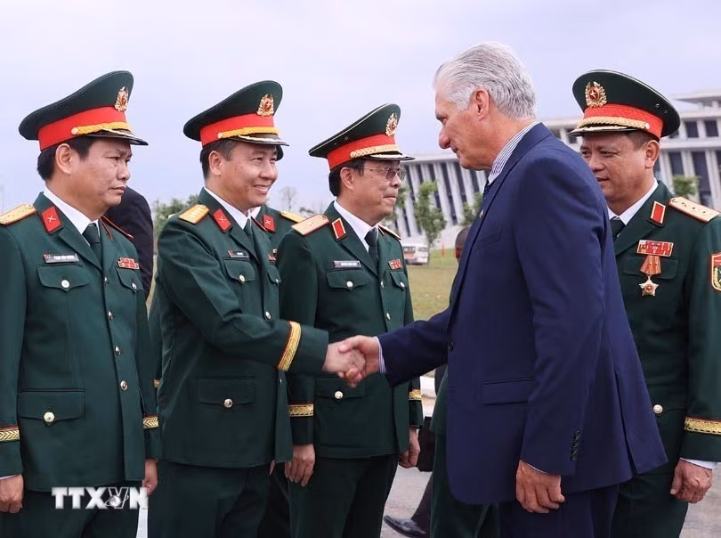 Bí thư Thứ nhất, Chủ tịch nước Cuba Miguel Díaz-Canel Bermúdez với các đại biểu. (Ảnh: Văn Điệp/TTXVN)
