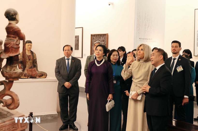 Phu nhân Tổng Bí thư, bà Ngô Phương Ly và phu nhân Tổng thống Pháp, bà Brigitte Macron tham quan không gian trưng bày hiện vật tại Bảo tàng Mỹ thuật Việt Nam. (Ảnh: An Đăng/TTXVN)