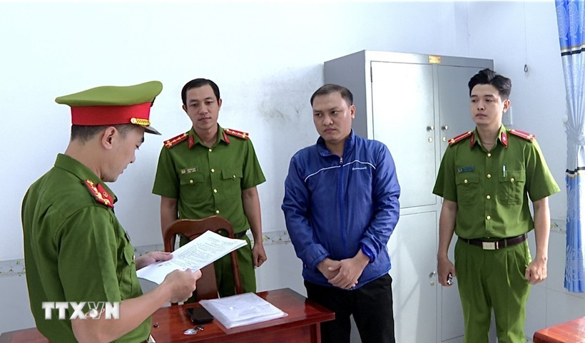 Bị can Nguyễn Văn Việt thời điểm nghe đọc lệnh bắt tạm giam để điều tra về hành vi lừa đảo. (Ảnh: TTXVN phát)