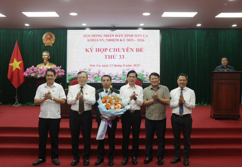 Ông Nguyễn Minh Tiến, tân Phó Chủ tịch Ủy ban Nhân dân tỉnh Sơn La trình dự thảo nghị quyết tại Kỳ họp. (Ảnh: Nguyễn Cường/TTXVN)