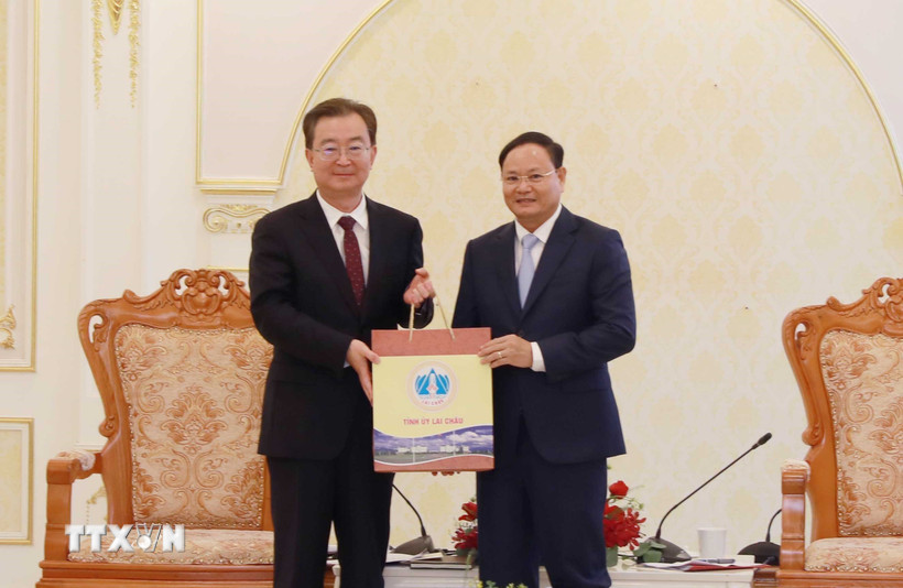 Bí thư Tỉnh ủy Lai Châu Lê Minh Ngân (bên phải) tặng sản phẩm Hồng trà của tỉnh Lai Châu cho Bí thư Tỉnh ủy Vân Nam Trung Quốc Vương Ninh. (Ảnh: Quý Trung/TTXVN)