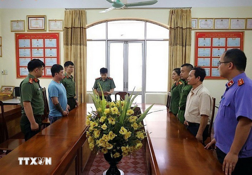 Cơ quan điều tra Công an tỉnh Lạng Sơn ra Lệnh giữ người trong trường hợp khẩn cấp đối với Lê Việt Hùng (áo xanh), để điều tra hành vi cưỡng đoạt tài sản. (Ảnh: TTXVN phát)