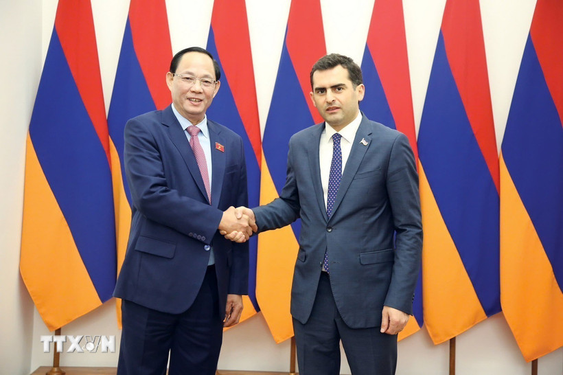 Phó Chủ tịch Quốc hội Trần Quang Phương gặp Phó Chủ tịch thứ nhất Quốc hội Armenia Hakob Arshakyan. (Ảnh: TTXVN phát)