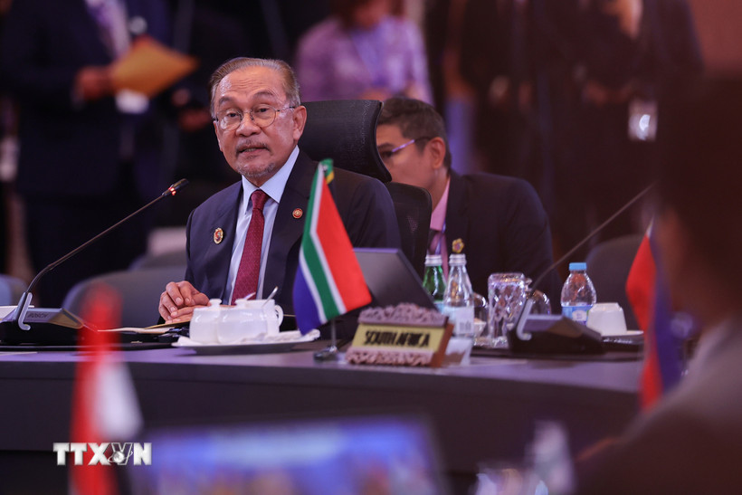 Thủ tướng Malaysia Anwar Ibrahim phát biểu tại EAS-20. (Ảnh: Bernama/TTXVN phát)