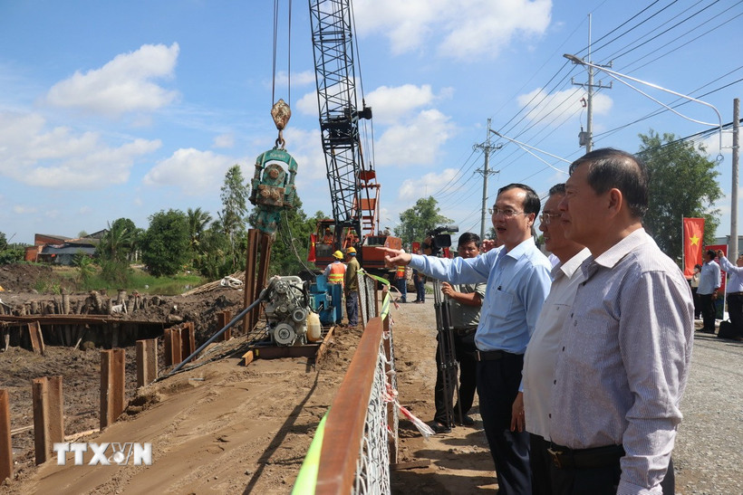 Chủ tịch UBND tỉnh Đồng Tháp Trần Trí Quang thị sát tại điểm xây dựng đường kết nối vùng biển Gò Công. (Ảnh: Công Trí/TTXVN)
