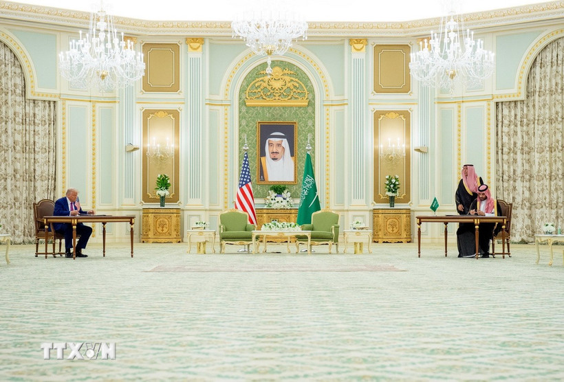 Thái tử Saudi Arabia Mohammed bin Salman Al Saud (phải) và Tổng thống Mỹ Donald Trump tại lễ ký thỏa thuận hợp tác ở Riyadh, ngày 13/5/2025. (Ảnh: THX/TTXVN)