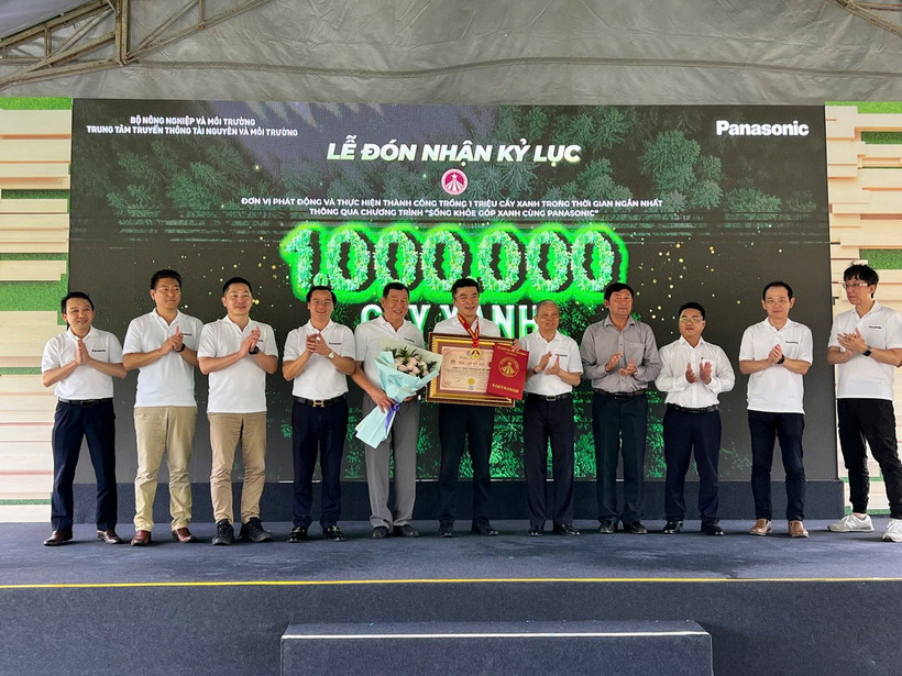 Ông Marukawa Yoichi, Tổng giám đốc Panasonic Việt Nam nhận chứng nhận kỷ lục “1 triệu cây xanh được trồng tại Việt Nam trong thời gian ngắn nhất” từ Tổ chức Kỷ lục Việt Nam.