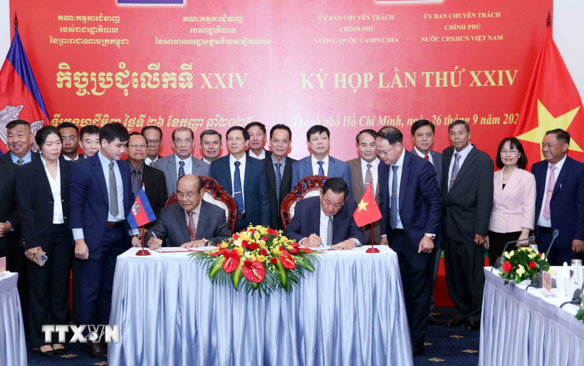 Thượng tướng Võ Minh Lương (phải), Thứ trưởng Bộ Quốc phòng, Chủ tịch Ủy ban Chuyên trách Chính phủ nước CHXHCN Việt Nam và Đại tướng Pol Saroeun (trái), Cố vấn cấp cao của Quốc vương Campuchia, Chủ tịch Ủy ban Chuyên trách Chính phủ Campuchia ký biên bản Kỳ họp. (Ảnh: Xuân Khu/TTXVN)