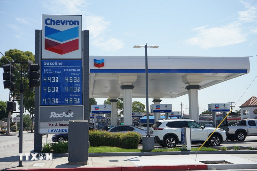Một trạm xăng của tập đoàn Chevron tại El Monte, Los Angeles, California, Mỹ. (Ảnh: THX/TTXVN)