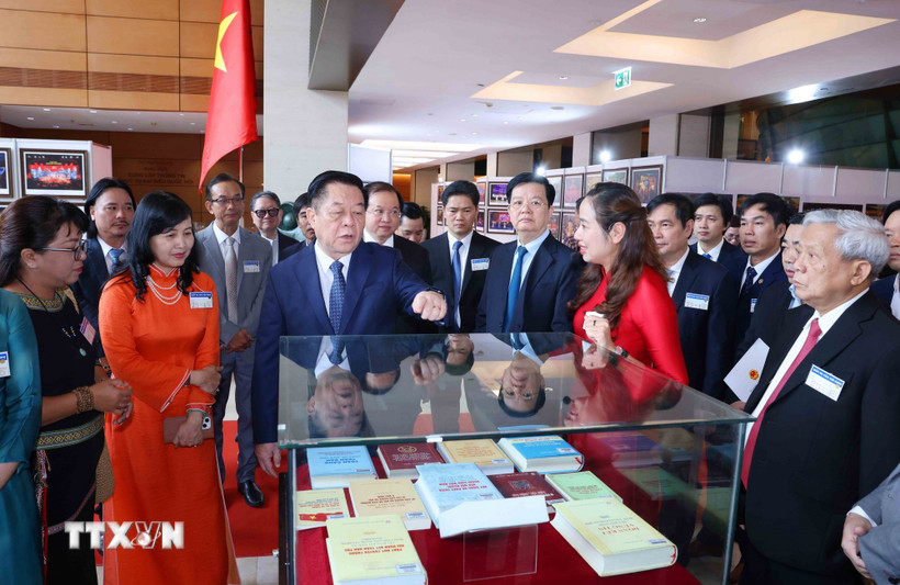 Đại biểu tham quan triển lãm 'Thành tựu 50 năm nền văn học, nghệ thuật Việt Nam' ngày 25/4/2025. (Ảnh: Phương Hoa/TTXVN)