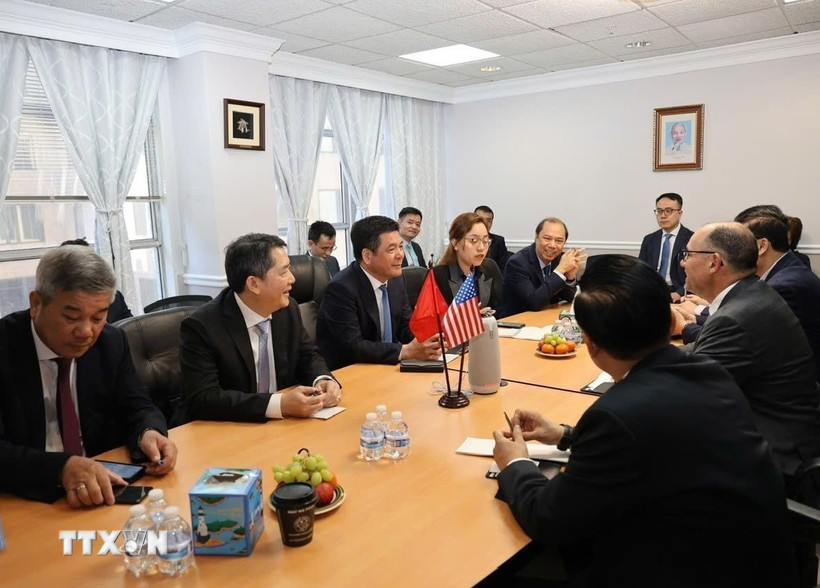 Quang cảnh buổi làm việc giữa Bộ trưởng Công thương Nguyễn Hồng Diên và lãnh đạo Tập đoàn Excelerate Energy (Hoa Kỳ). (Ảnh: TTXVN phát)