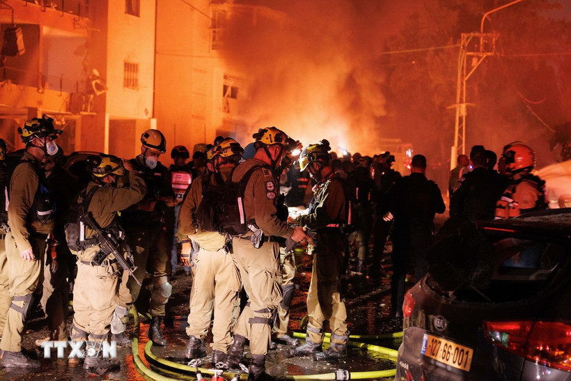 Lực lượng an ninh Israel làm nhiệm vụ tại hiện trường một vụ tấn công bằng tên lửa của Iran ở Haifa, miền bắc Israel, ngày 15/6/2025. (Ảnh: THX/TTXVN)