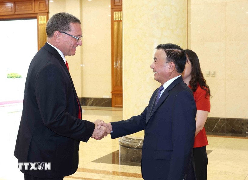 Thường trực Ban Bí thư Trần Cẩm Tú và ông ông Jesús Faria, Phó Chủ tịch phụ trách Tư tưởng và Đào tạo Đảng PSUV. (Ảnh: Phương Hoa/TTXVN)