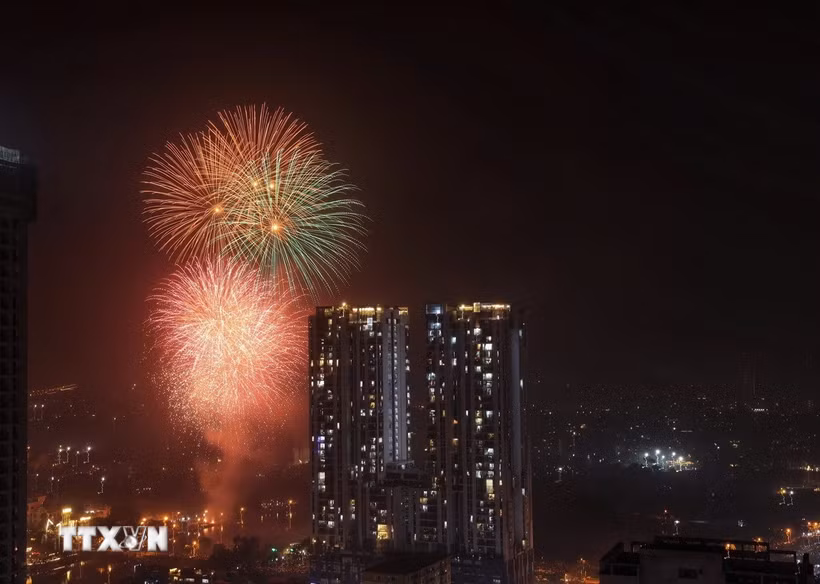Màn pháo hoa rực rỡ trên bầu trời Hà Nội. (Ảnh: Tuấn Anh/TTXVN)