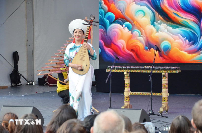 Nghệ sỹ của Trung tâm Văn hóa Việt Nam tại Pháp biểu diễn tại Korean Expo 2025. (Ảnh: Hữu Chiến/TTXVN)