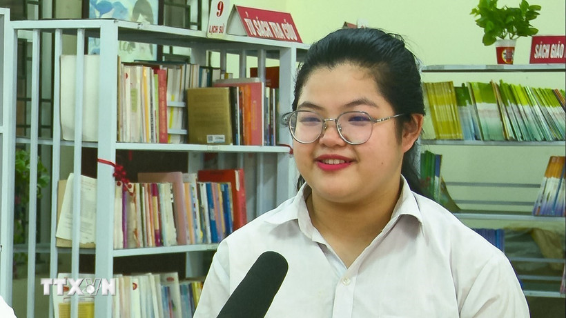 Nữ thủ khoa tổ hợp A00 Nguyễn Thái An trả lời phỏng vấn phóng viên Thông tấn xã Việt Nam. (Ảnh: TTXVN phát)