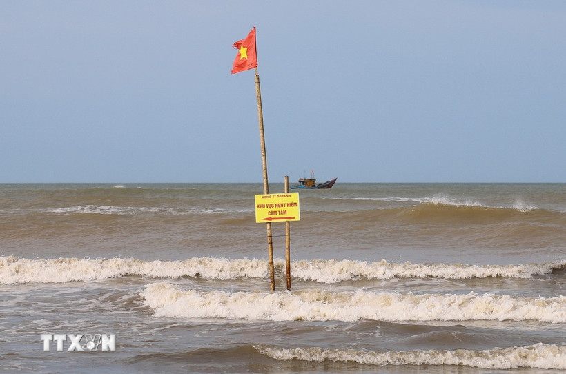 Biển cảnh báo nguy hiểm trên bãi tắm tại Khu du lịch biển Diễn Thành (thị trấn Diễn Thành, huyện Diễn Châu, Nghệ An). (Ảnh: Xuân Tiến/TTXVN)