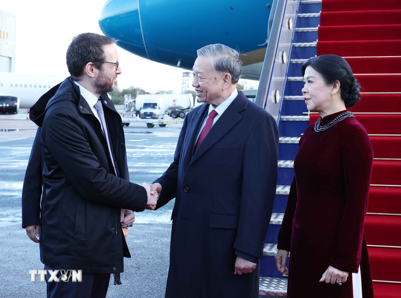 Tổng Bí thư Tô Lâm bắt đầu thăm chính thức Liên hiệp Vương quốc Anh, Bắc Ireland Lễ đón Tổng Bí thư Tô Lâm và Phu nhân tại Sân bay London Stansted. (Ảnh: Thống Nhất/TTXVN)