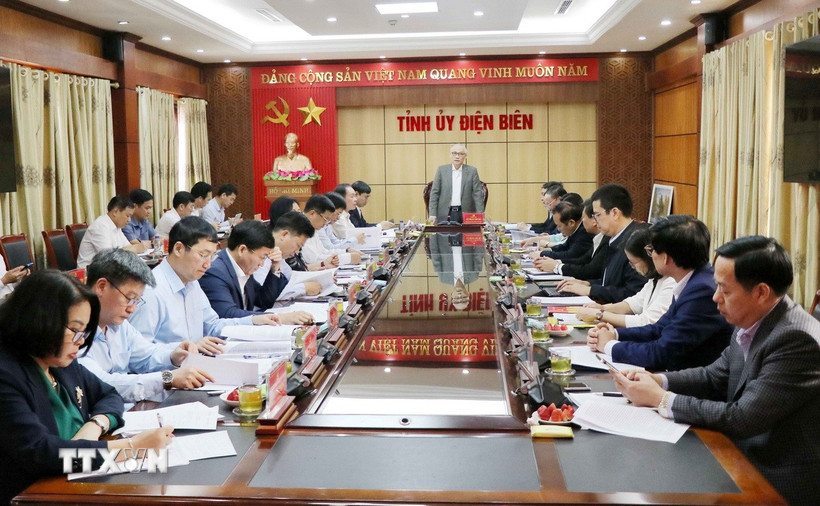 Đoàn kiểm tra 1911 của Bộ Chính trị, Ban Bí thư làm việc với Ban Thường vụ Tỉnh ủy Điện Biên. (Ảnh: Trung Kiên/TTXVN)