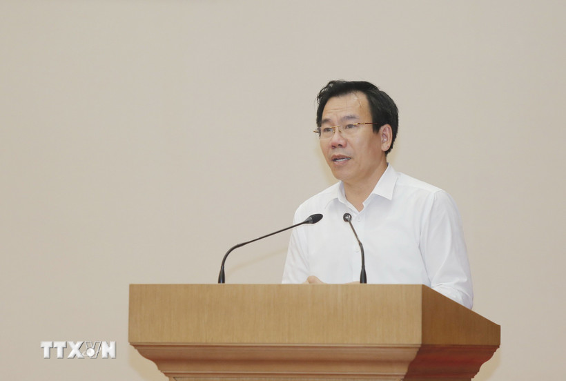 Trưởng Ban Tuyên giáo và Dân vận Tỉnh ủy lào Cai Dương Đức Huy thông tin về Đại hội. (Ảnh: Đinh Thùy/TTXVN)