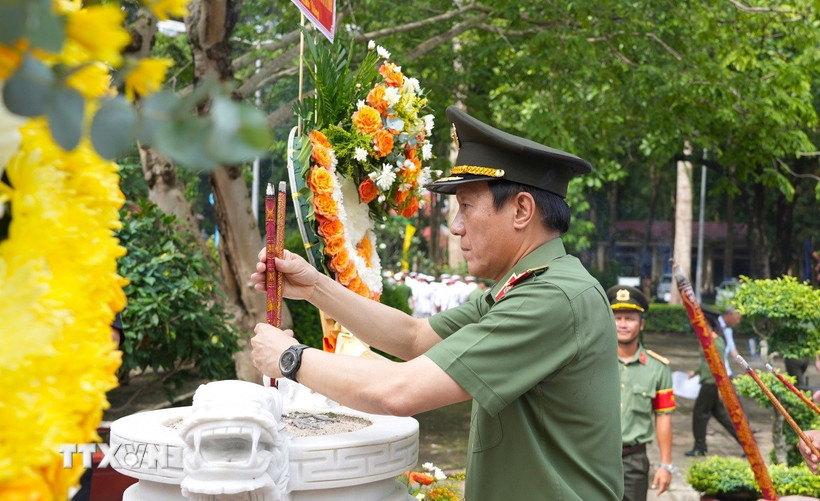 Bộ trưởng Bộ Công an Lương Tam Quang dâng hương tại Khu di tích lịch sử Ban An ninh Trung ương Cục miền Nam. (Ảnh: Minh Phú/TTXVN)