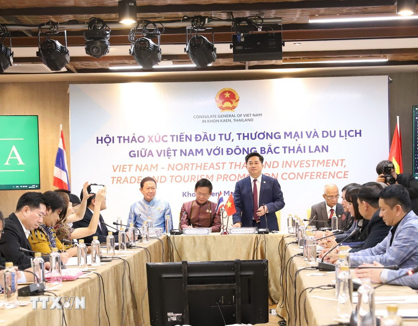 Tổng lãnh sự quán Việt Nam tại Khon Kaen (Thái Lan) Đinh Hoàng Linh (đứng) chủ trì hội thảo. (Ảnh: Đỗ Sinh/TTXVN)